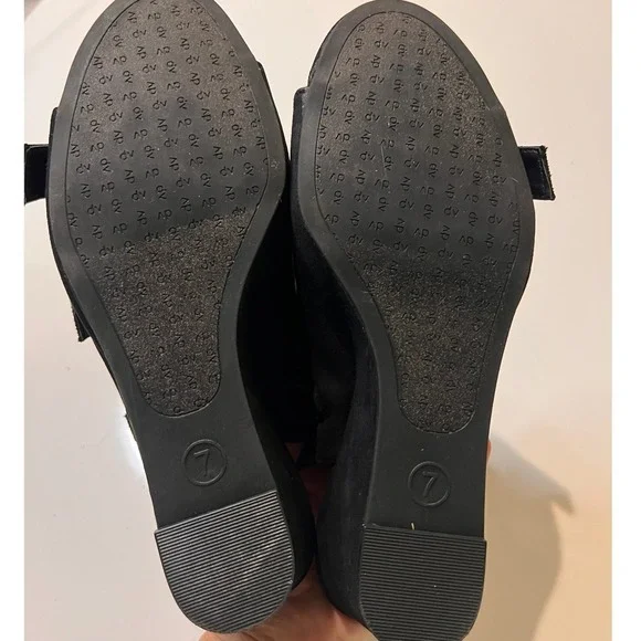 DV by Dolce Vita Black Faux Suede Wedge Buckle Gladiator Sandals - Size 7 - Picture 12 of 13